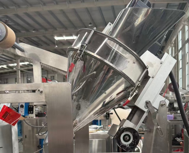 Roll film small bag powder packaging machine