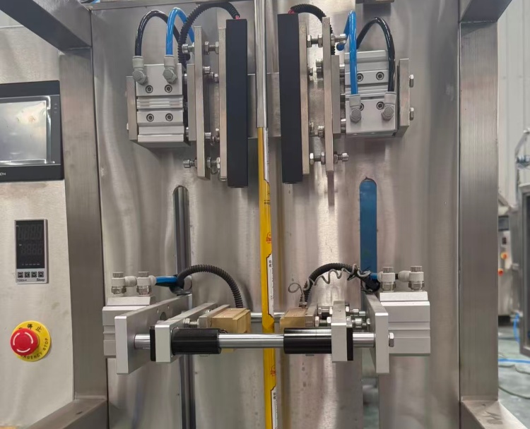 Roll film small bag powder packaging machine
